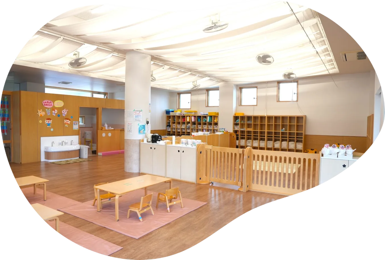 園庭で遊ぶ子どもたち