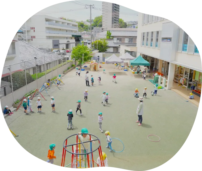 園庭で遊ぶ子どもたち